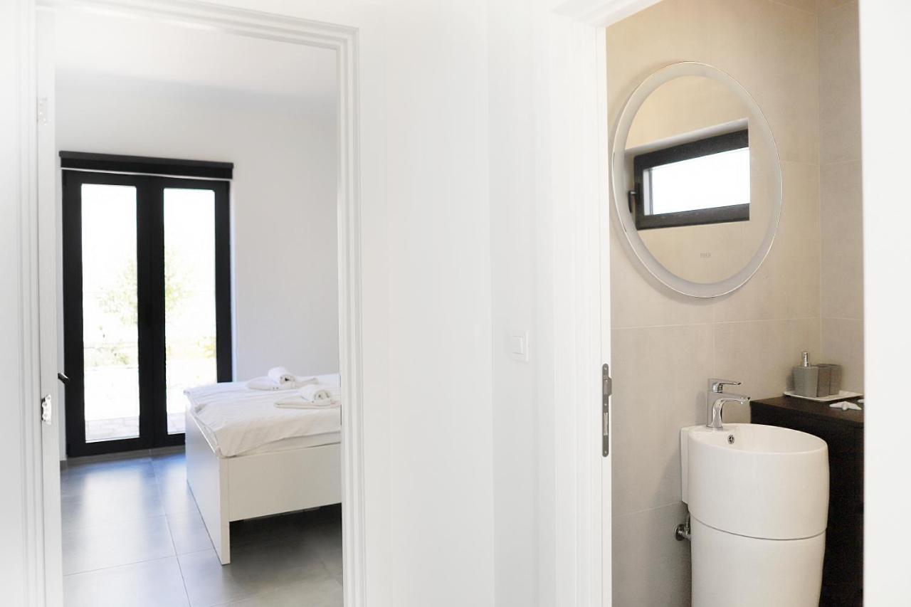 Apartments Terra Sun With Private Pool Or Jacuzzi Njivice Exteriör bild